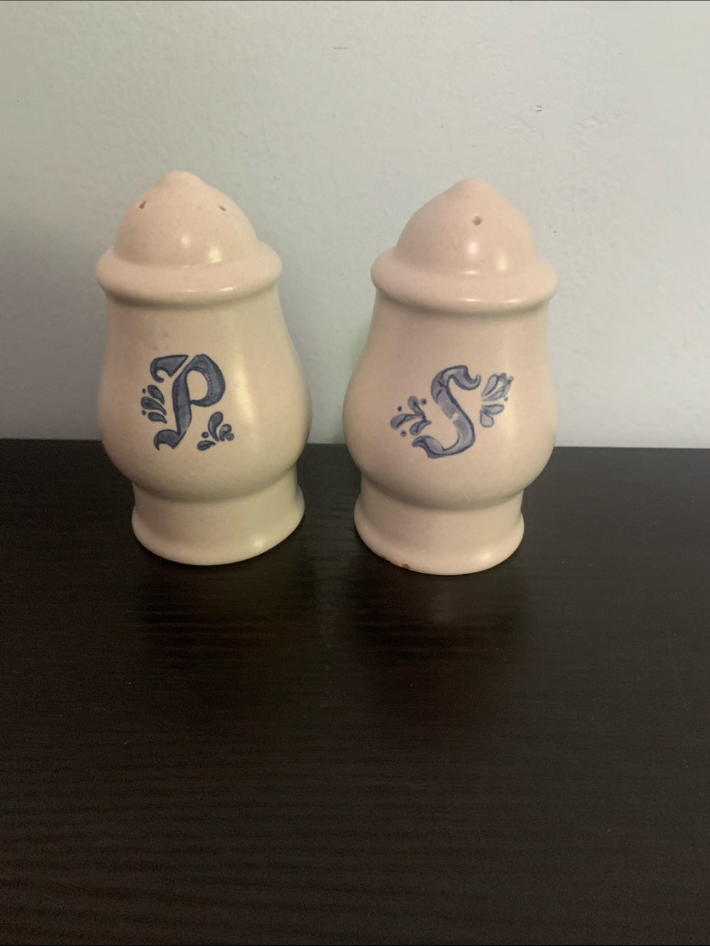 Pfaltzgraff Yorktowne Salt and Pepper Shaker set